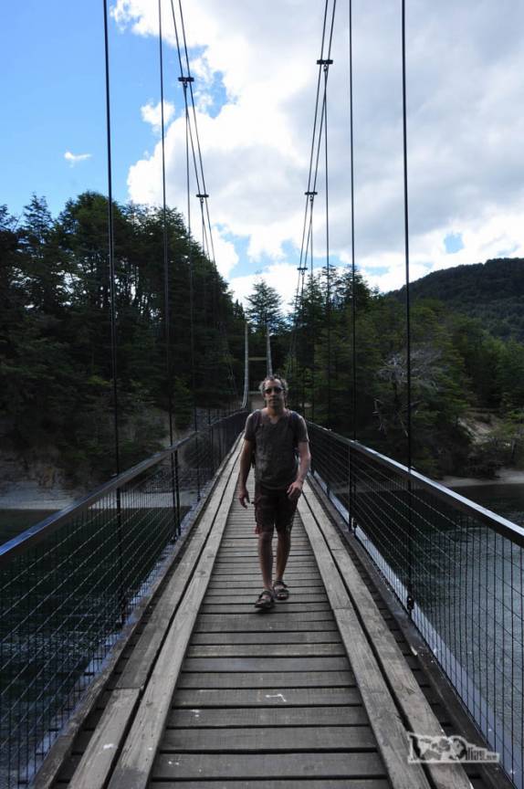 Ponte que cruza o rio que une o Lago Verde ao Lago Futlaufquen, no Parque Nacional Los Alerces, ao norte de Trevelin, na patagônia argentina